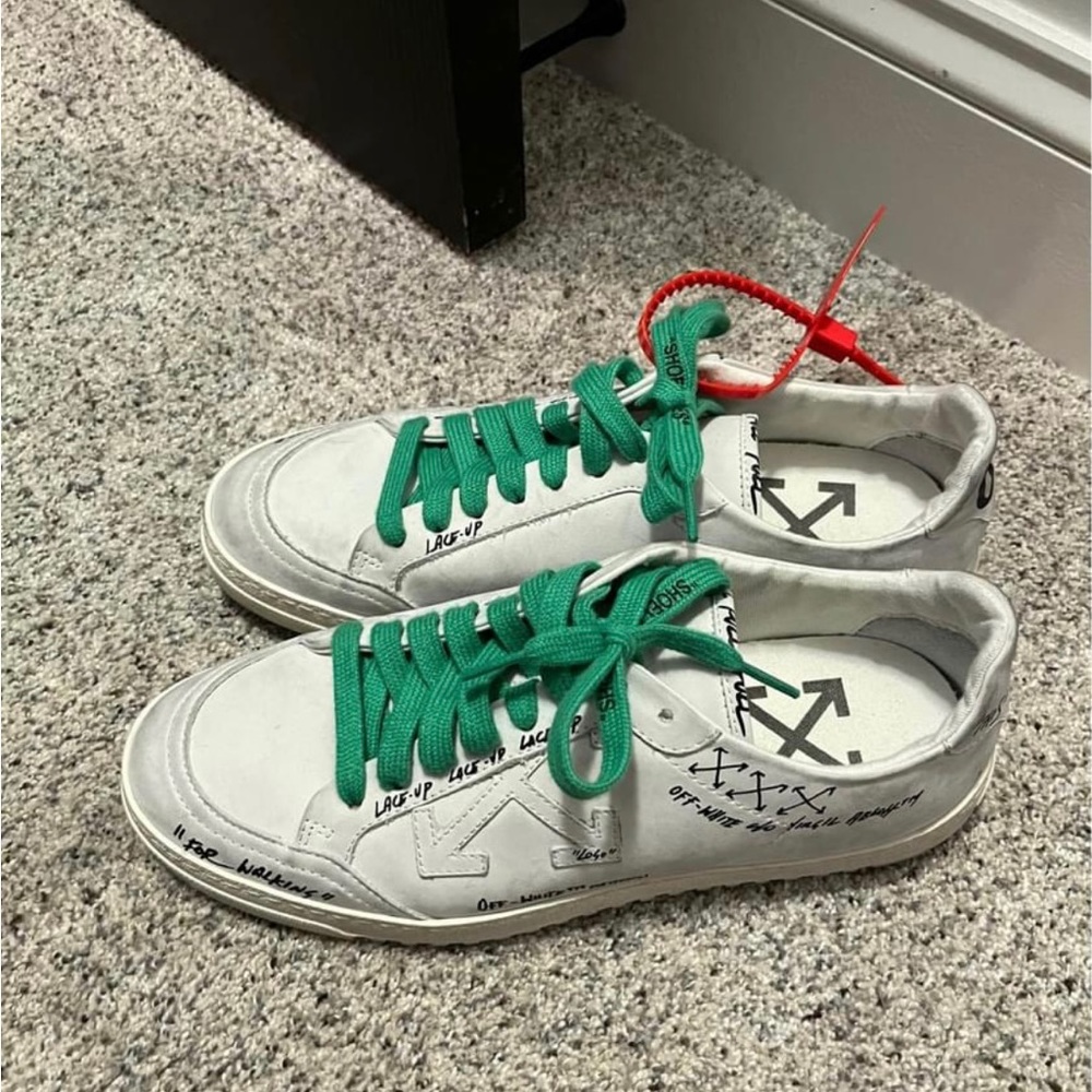 Tennis shoes